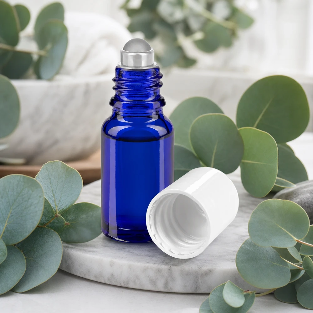 10ml kobaltblaue Rollflasche aus Apothekerglas mit weißem Schraubverschluss in Spa-Ambiente