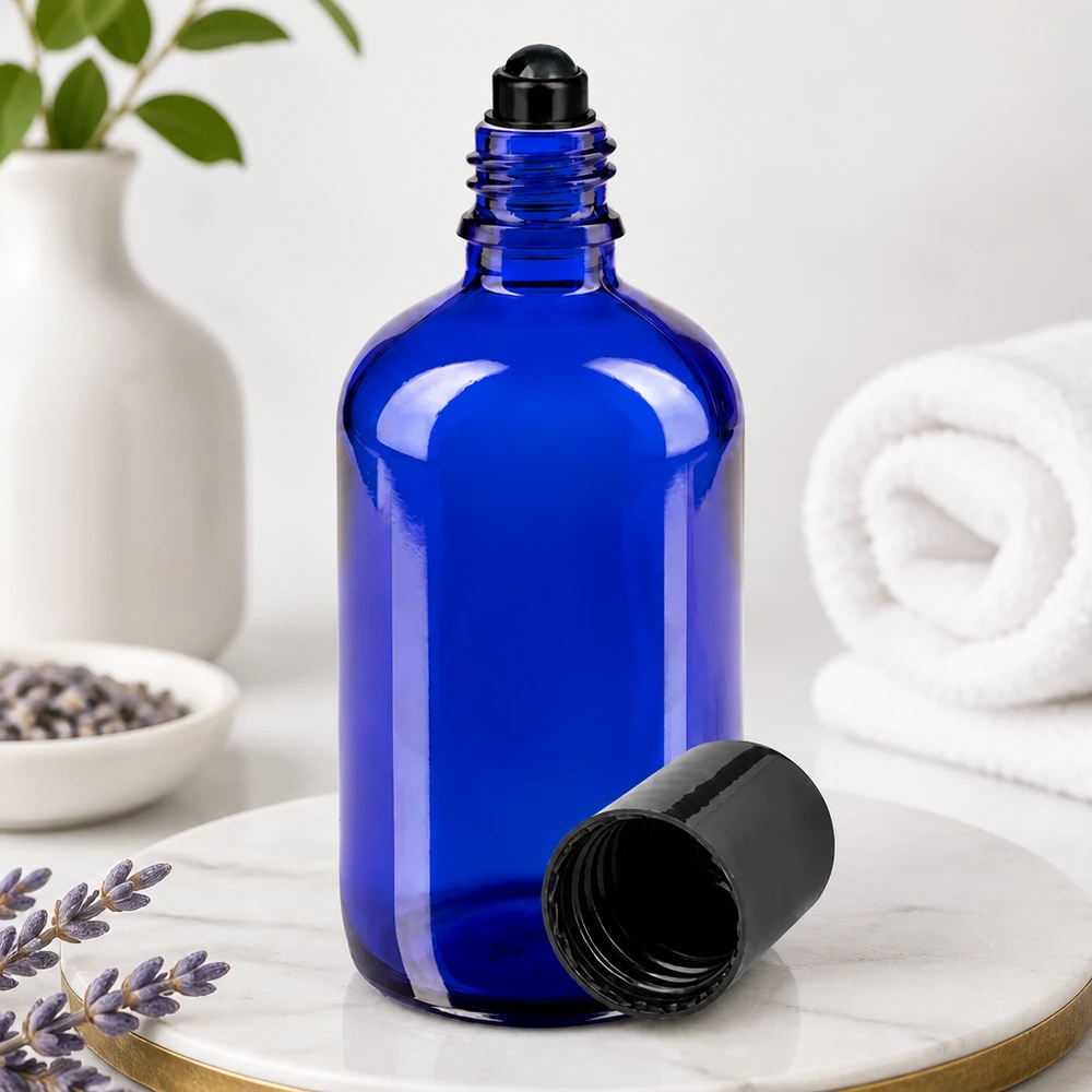 Zylindrische 100ml Glasflasche Blau mit schwarzem Roll-On Aufsatz geöffnet