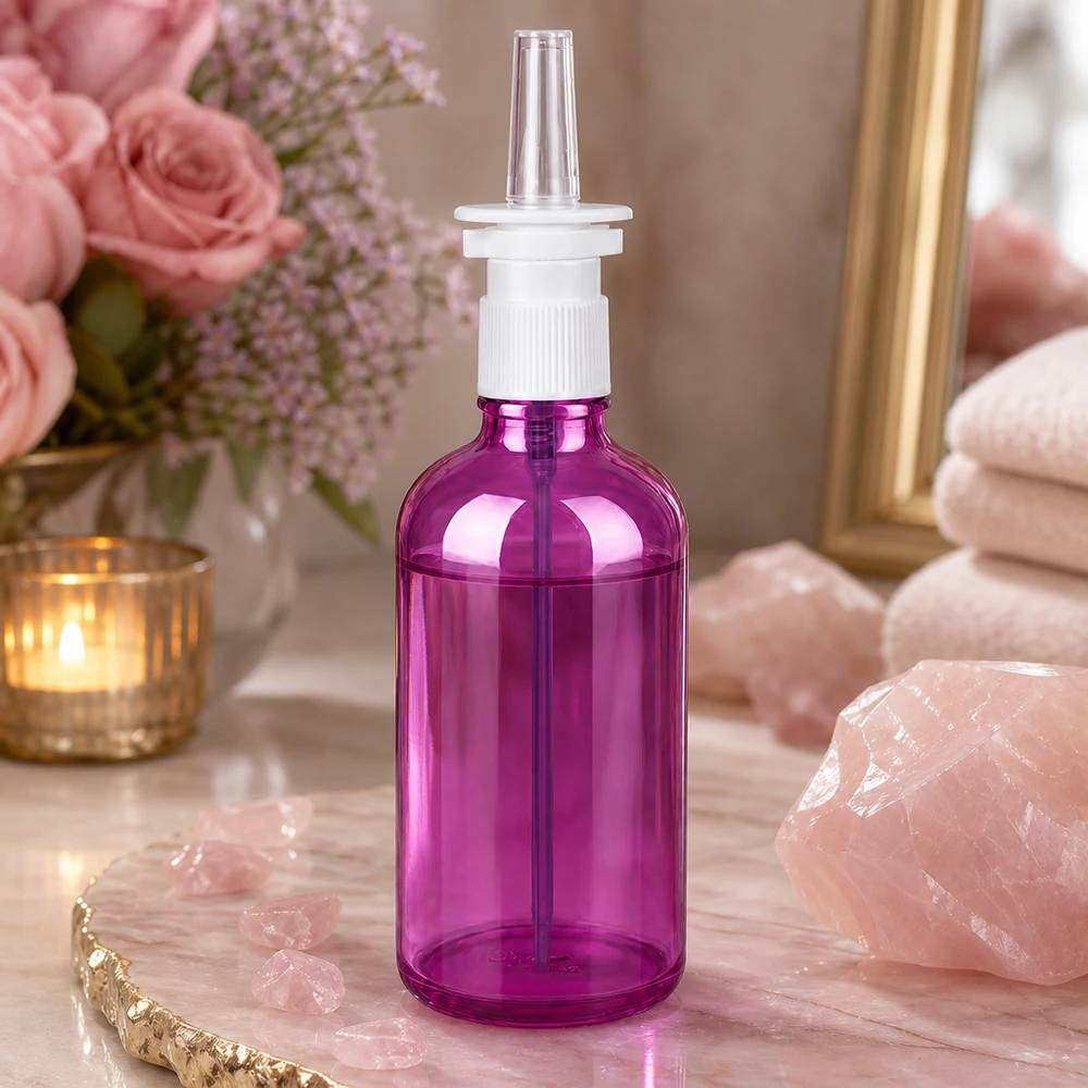 Piccolo e pratico flacone spray nasale da 100 ml di colore viola con pompa bianca, ideale per i viaggi e gli spostamenti.