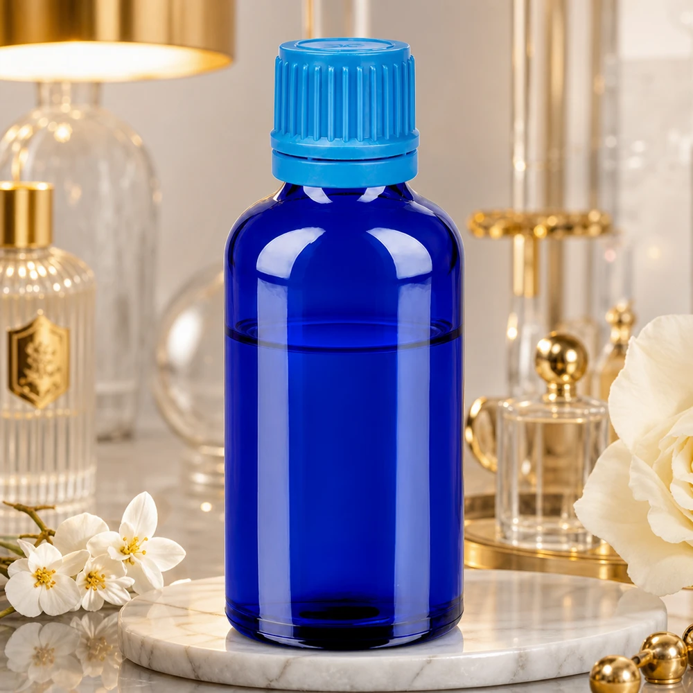 Pratico flacone in vetro da 50 ml in blu cobalto, dal design ergonomico per una facile manipolazione.