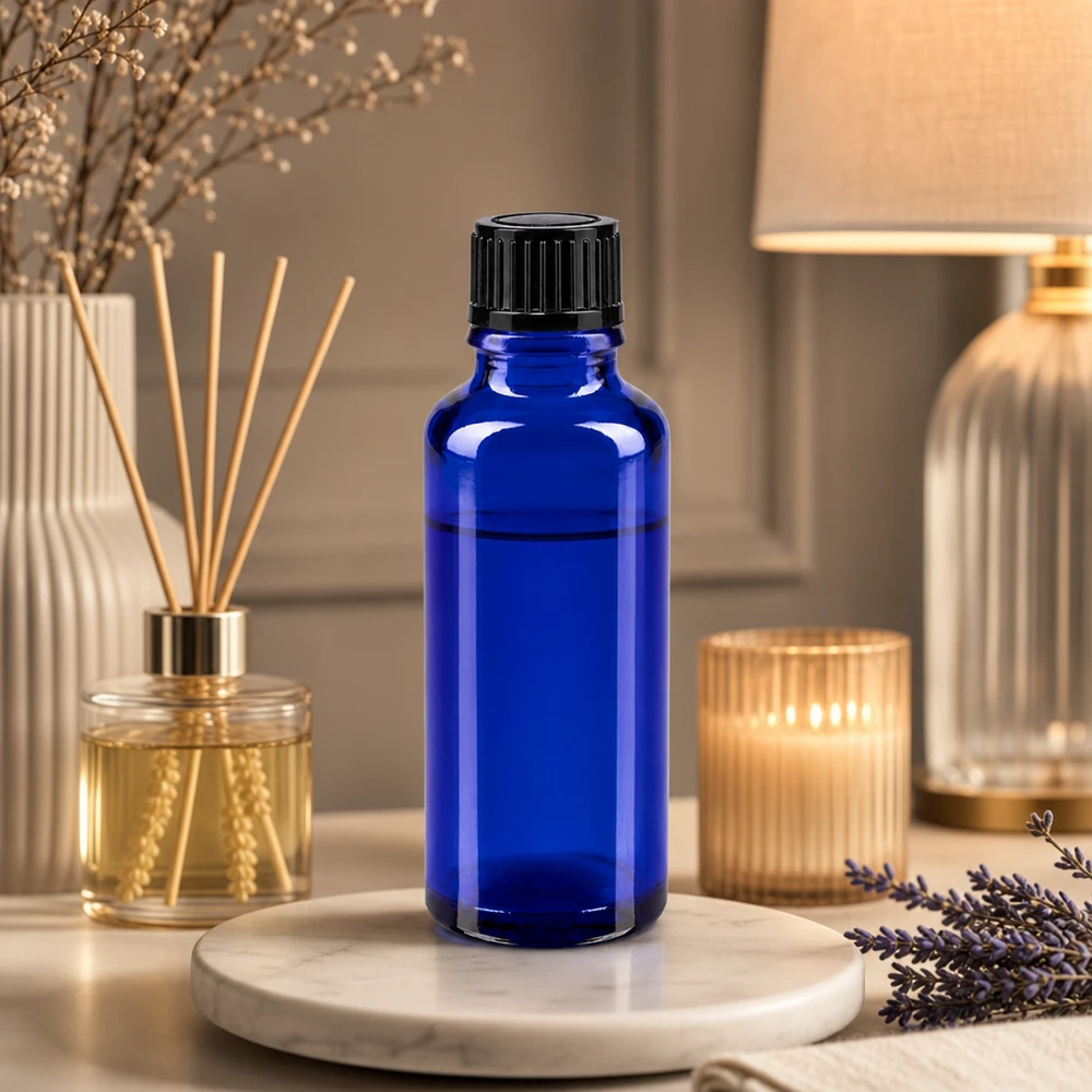 Flacon à pharmacie bleu 30ml bouchon compte-gouttes 1mm noir std Flacon en verre de pharmacie bleu de 30 ml avec bouchon compte-gouttes noir, à côté de la lavande et d'un diffuseur de parfum d'ambiance