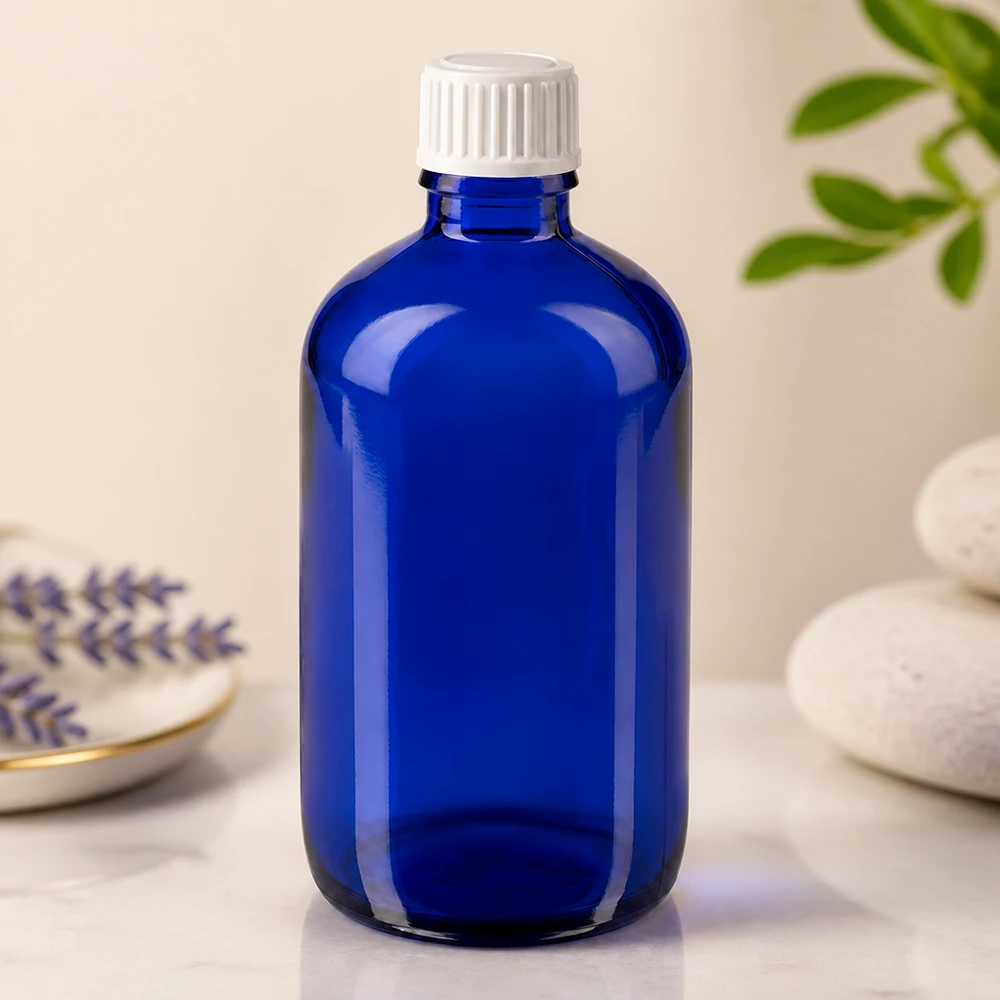 Apothekenflasche blau 100ml Schraubverschluss weiß Standard Blaue Medizinflasche 100ml mit geripptem weißem Verschluss vor hellem Hintergrund