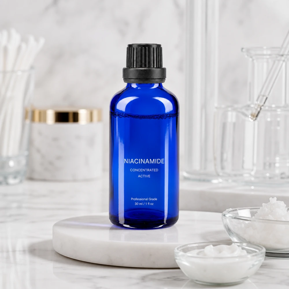 Flacon bleu de 50 ml de sérum à la niacinamide avec bouchon noir, posé sur un plateau en marbre dans un décor de laboratoire