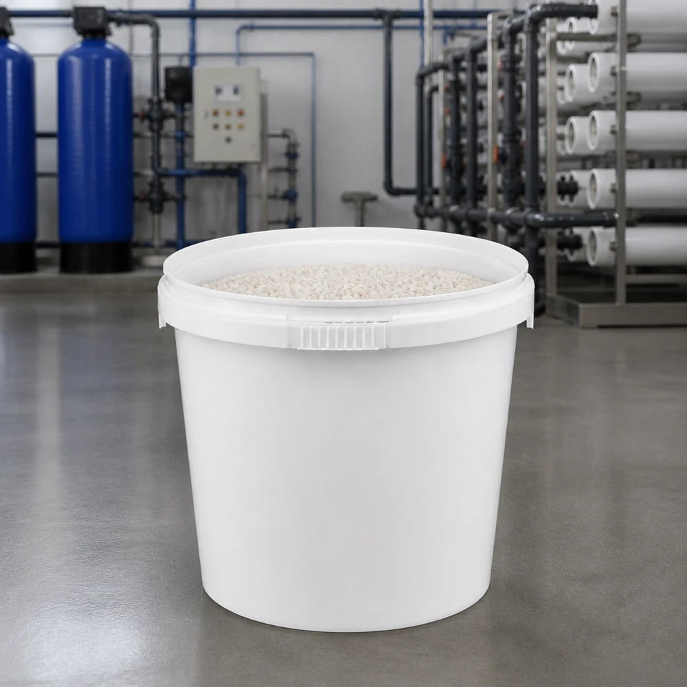 Offener PP Eimer 1 Liter Weiß mit Filtermedium in industrieller Wasserfilteranlage