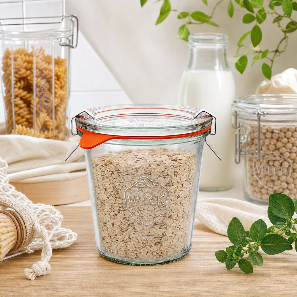 WECK Sturzglas 290ml RR80 mit Haferflocken gefüllt in natürlicher Küchenszene mit Holzoberfläche und grünen Pflanzen