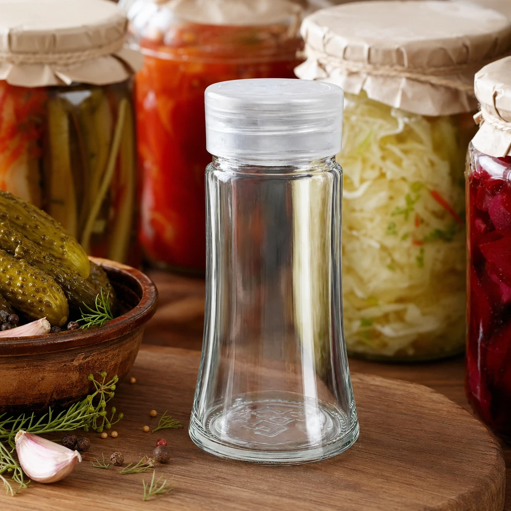 Pot à sel/épices 95 ml avec saupoudreuse, blanc Stabiles Glasstreuer-Behältnis 95ml mit breiter Standfläche zwischen fermentierten Gemüsegläsern