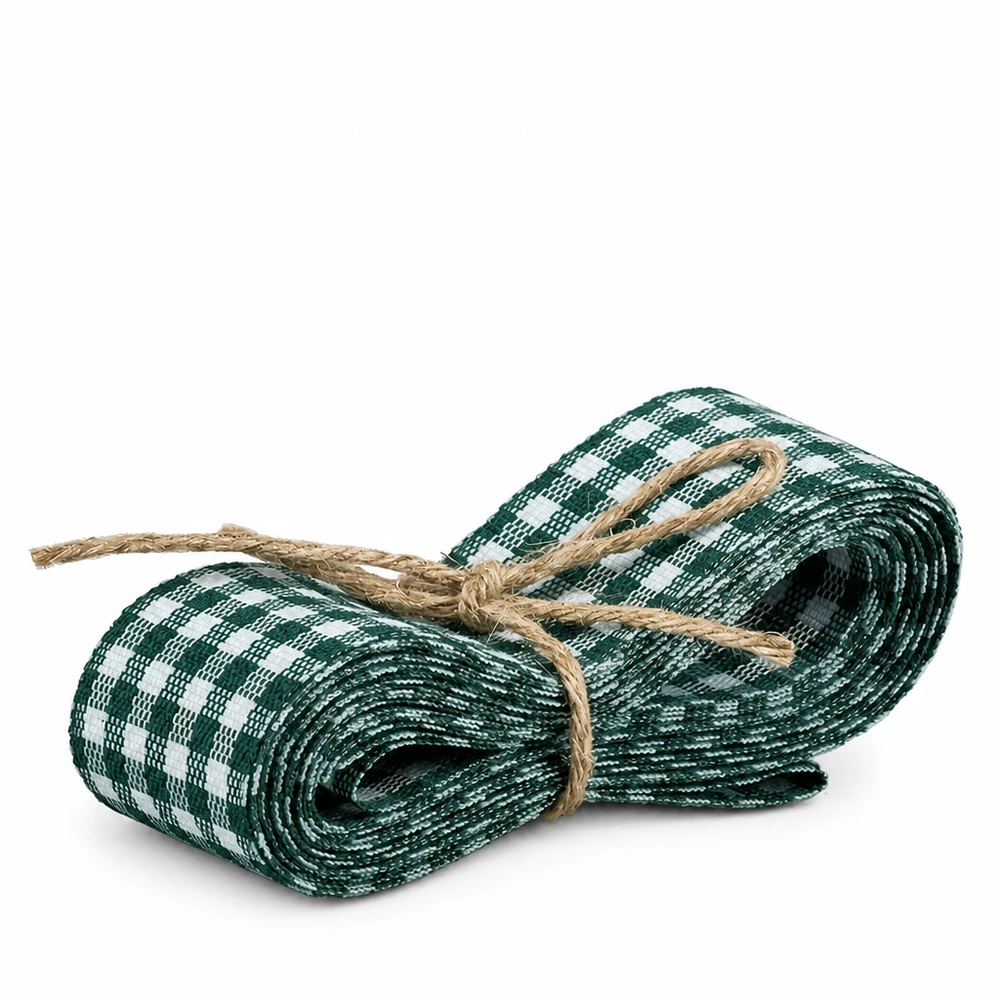 Nastro in tessuto a scacchi verde e bianco di 300 cm legato con nastro di iuta come nastro decorativo su sfondo bianco