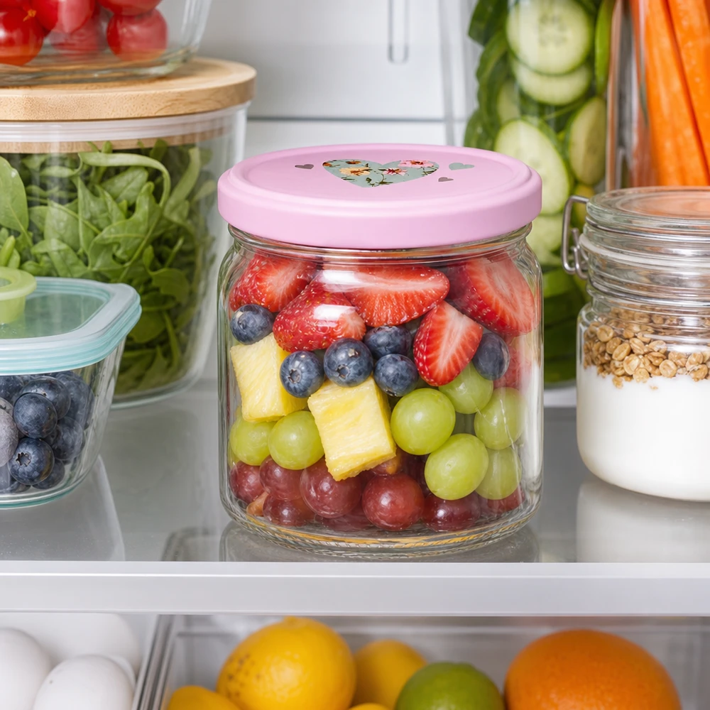 408ml Rundglas + BasicSeal Deckel Herz rosa UNiTWIST 408ml Rundglas mit rosa Herz-Deckel voller Obstsalat im Kühlschrank für frische Meal-Prep und gesunde Snacks