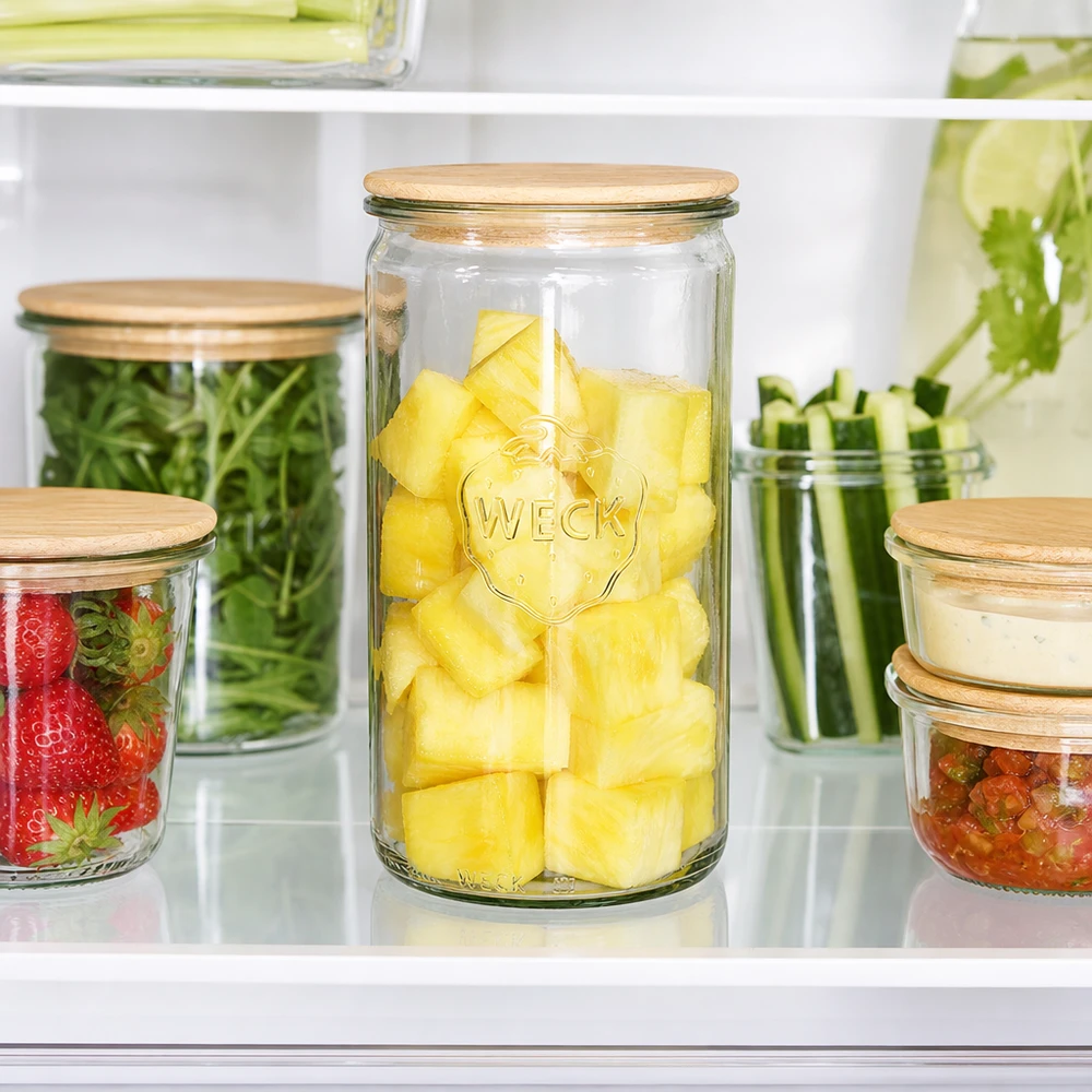 1590ml Zylinderglas WECK RR100 mit Holzdeckel WECK Vorratsglas 1590ml RR100 im Kühlschrank mit Ananas gefüllt zur frischen Obst Aufbewahrung mit Holzdeckel