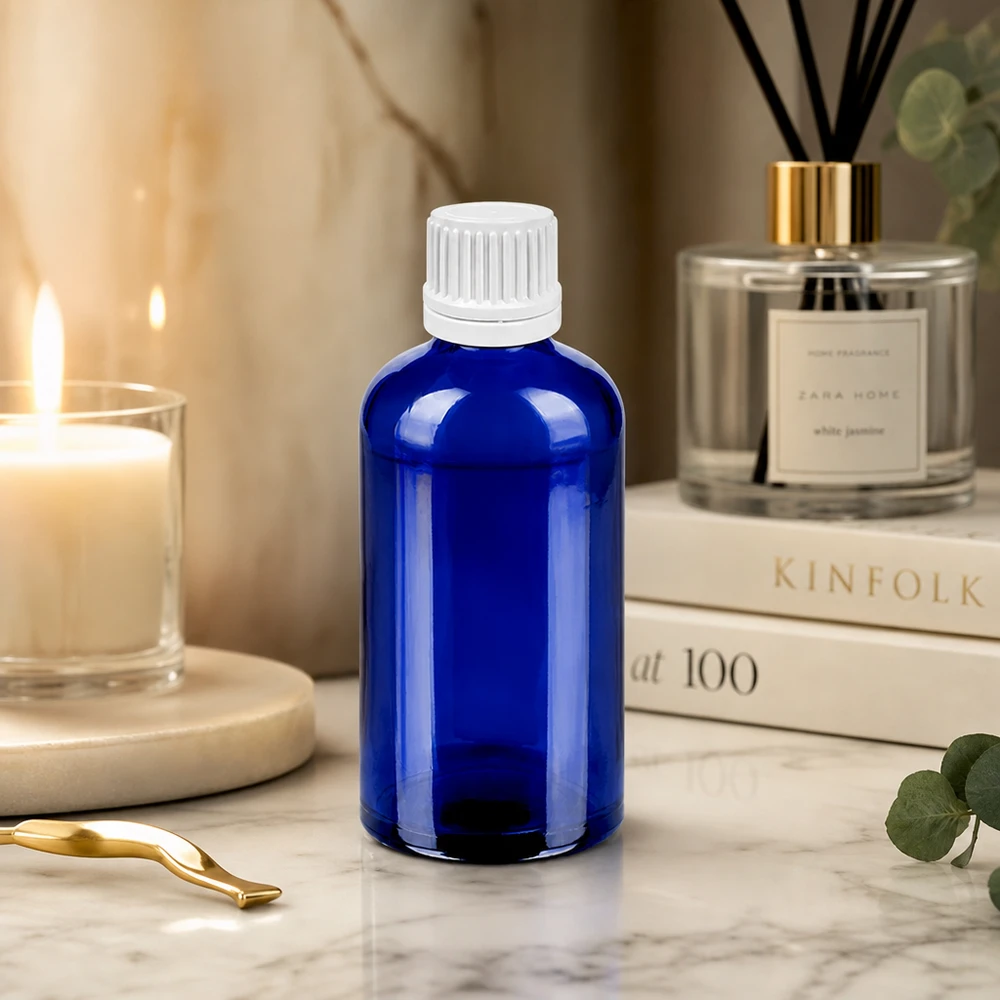 Flacone contagocce da 100 ml 0,7 mm bianco OV BlueLine UT18/100 Flacone contagocce di precisione da 100 ml in robusto vetro cobalto con tappo bianco per un dosaggio controllato