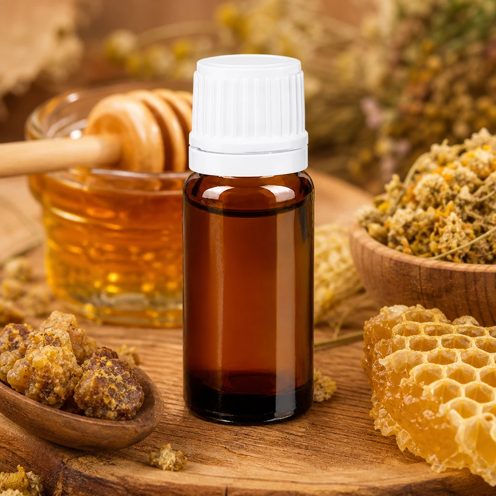 Flacon de pharmacie brun 10ml bouchon vissable blanc bouchon d'inviolabilité Flacon en verre brun de 10 ml muni d'un bouchon compte-gouttes blanc, orné d'un motif représentant du miel et des herbes dans un nid d'abeilles