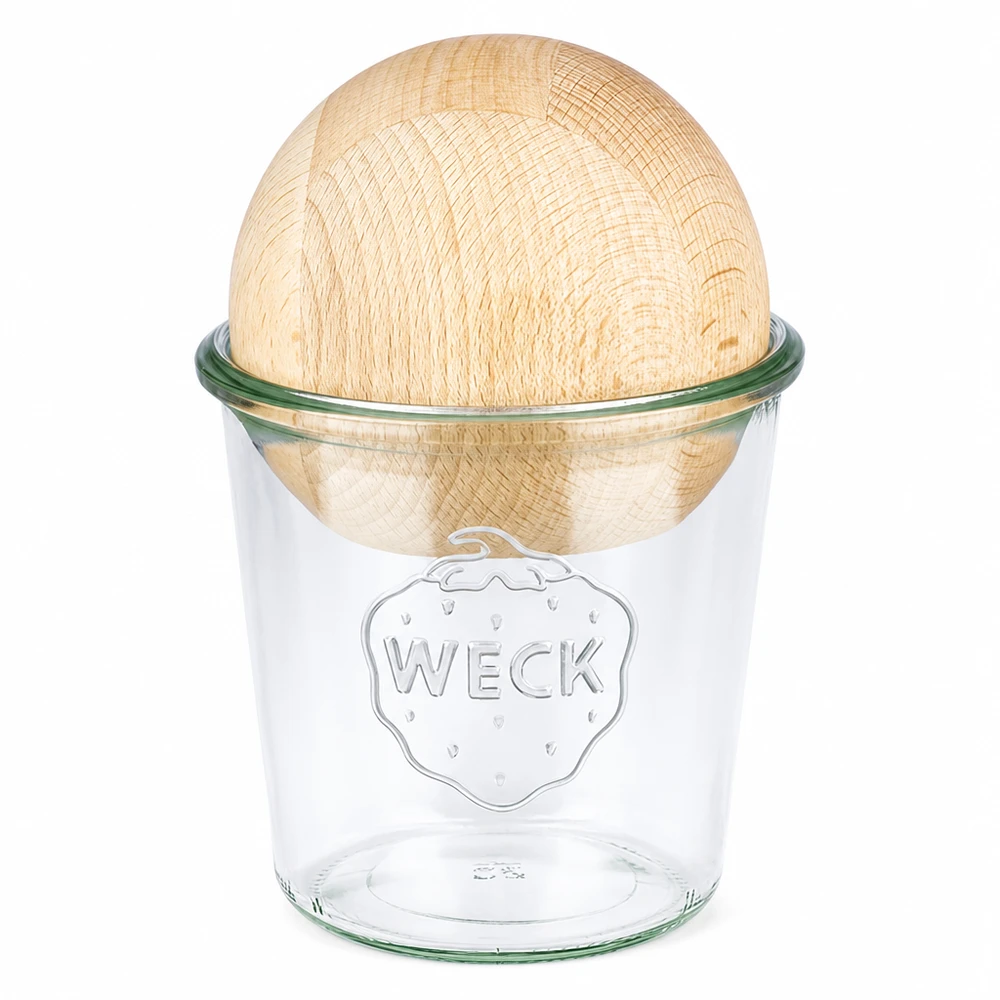 Bicchieri da 580 ml WECK RR100 con sfera di legno in faggio Bicchieri WECK 580ml RR100 con coperchio a sfera in legno di faggio su sfondo bianco