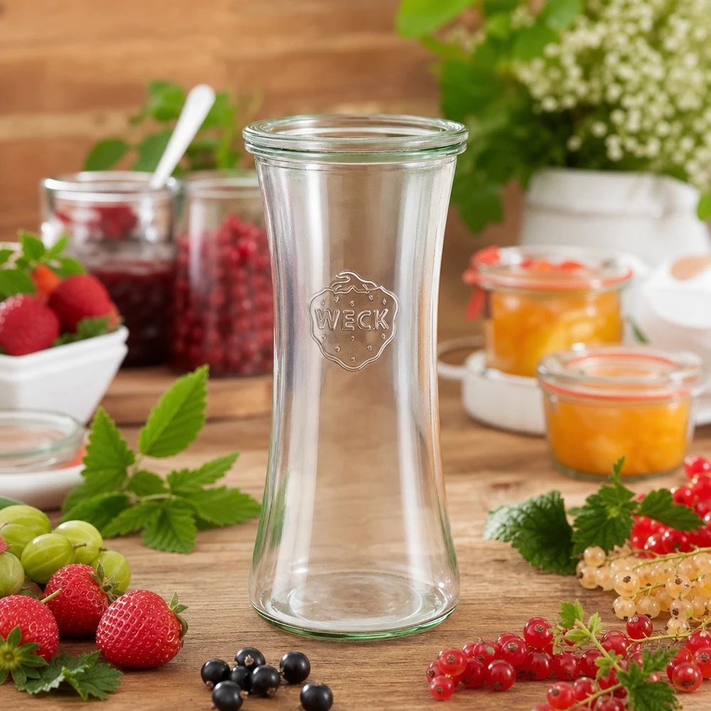 WECK 700ml vaso da salumeria RR80 con frutti di bosco freschi e marmellate su un tavolo di legno - vaso da conserva per marmellate