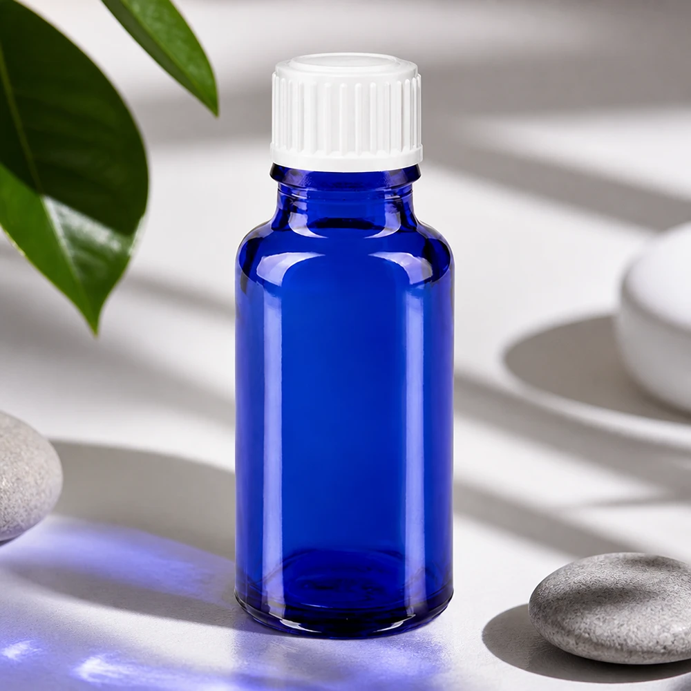Apothekenflasche blau 20ml Schraubverschluss weiß Standard Dunkelblaue 20ml Pharmaglasflasche mit weißem Schraubdeckel auf hellem Untergrund