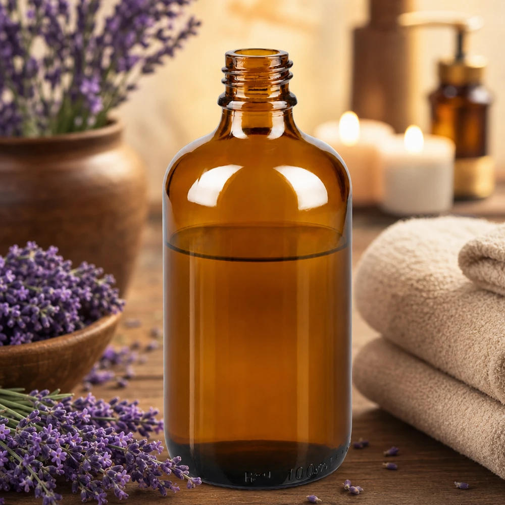 Flacone farmaceutico ambrato da 100 ml ApoGlas Flacone da 100 ml in vetro marrone ApoGlas con lavanda e asciugamani in un'atmosfera rilassante da spa