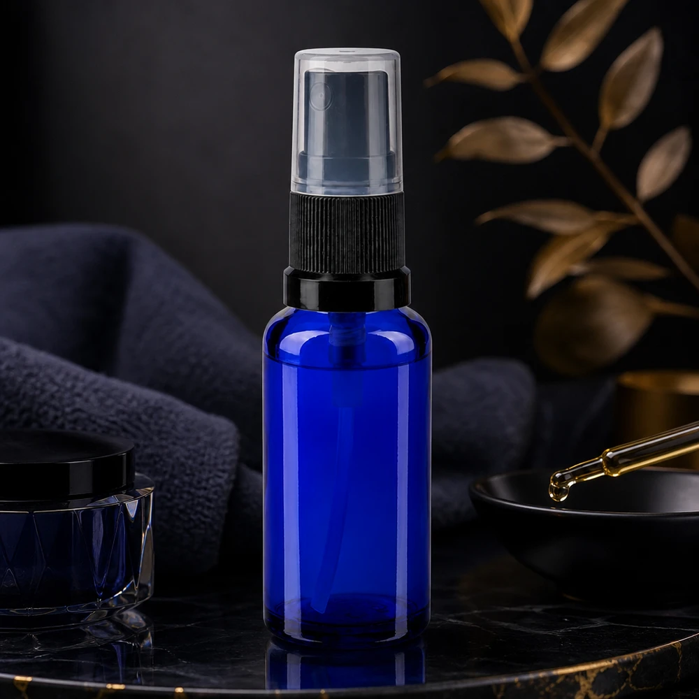 Hochwertiger 30ml blauer Apotheken Glaszerstäuber mit transparentem Deckel im Luxusambiente