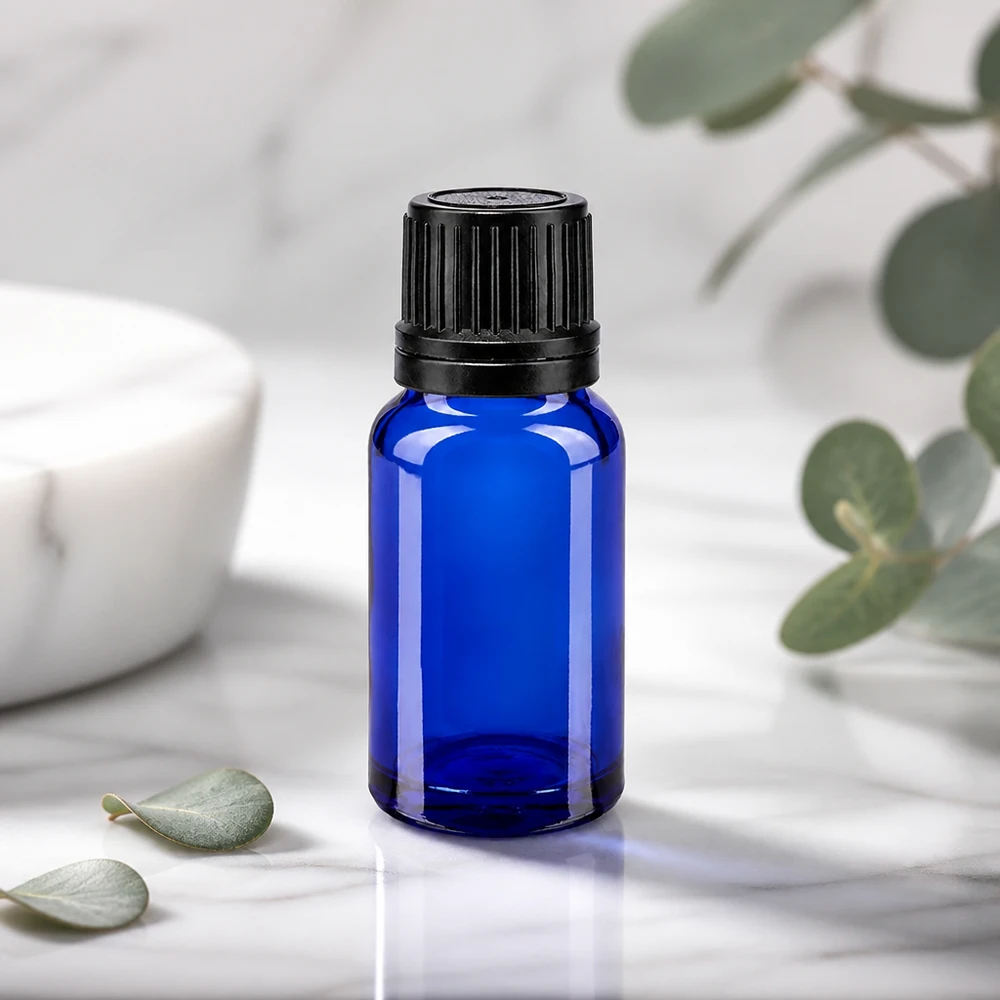 Apothekenflasche blau 10ml Schraubverschluss schwarz Giessring Originalitätsverschluss Schlanke blaue 10ml Glasflasche mit geripptem schwarzen Deckel und Eukalyptus Deko