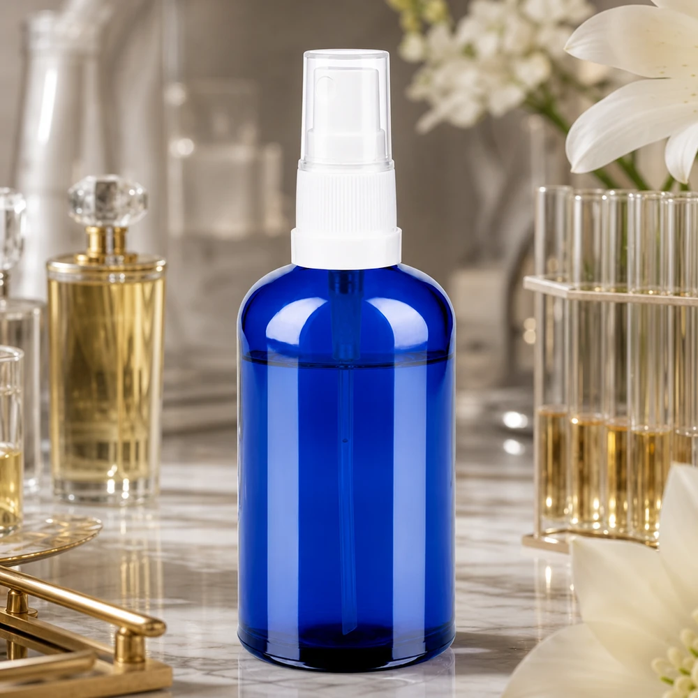 100ml Sprayflasche weiß/transparent Standardverschluss BlueLine UT18/100 Robuste 100ml Glasflasche mit Sprühmechanismus in dekorativer blauer Ausführung für Haushalt