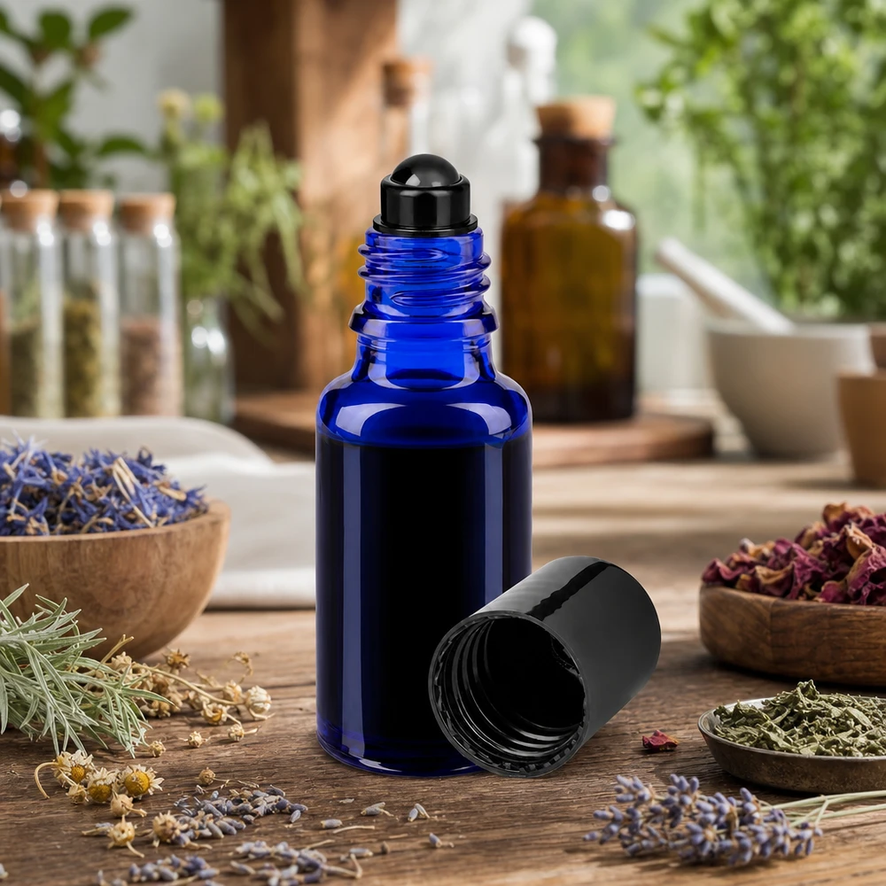 Kleine blaue Glasflasche 20ml mit Rollkugelaufsatz in natürlichem Kräuterambiente