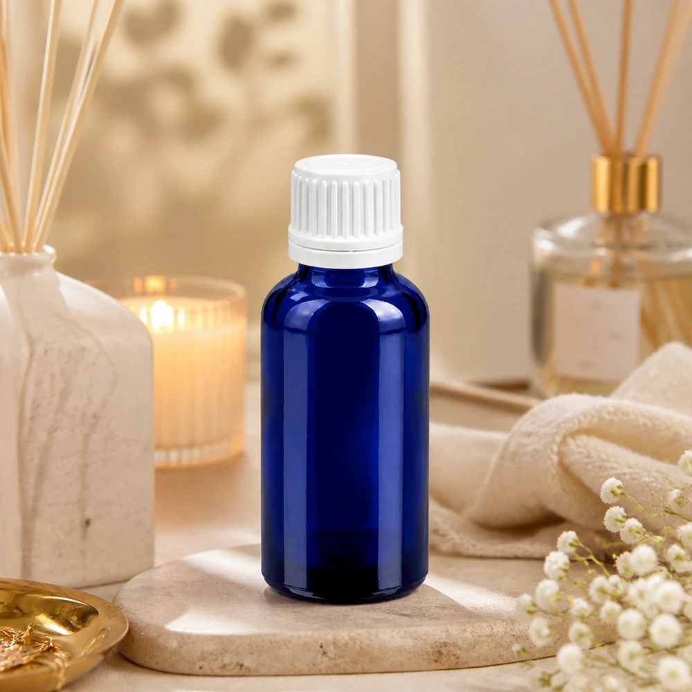 Flacone da 30 ml protetto dalla luce in un elegante colore blu con tappo a vite bianco per una conservazione di qualità