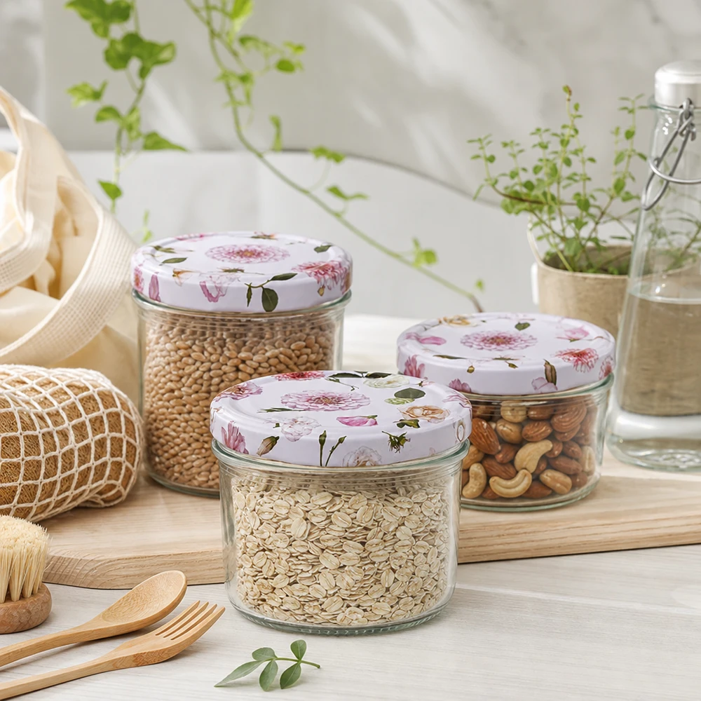 230ml Zylinderglas + BasicSeal Deckel Blume rosa Drei 230ml Zylindergläser mit rosa Blumendeckel gefüllt mit Getreide und Nüssen in nachhaltiger Küchenumgebung