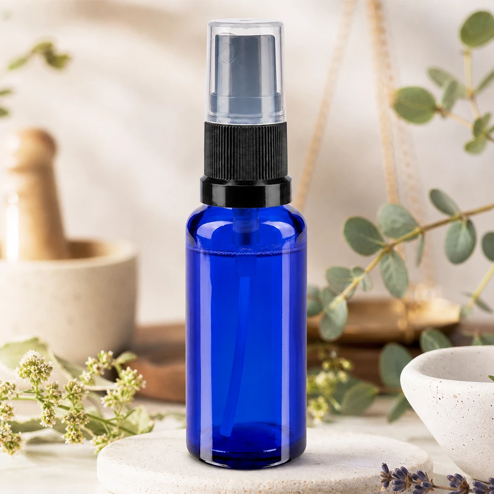 Apothekenflasche blau 30ml Sprayaufsatz schwarz Blaue 30ml Glassprayflasche Standard mit schwarzem Sprühaufsatz für Hydrolate und Gesichtswasser