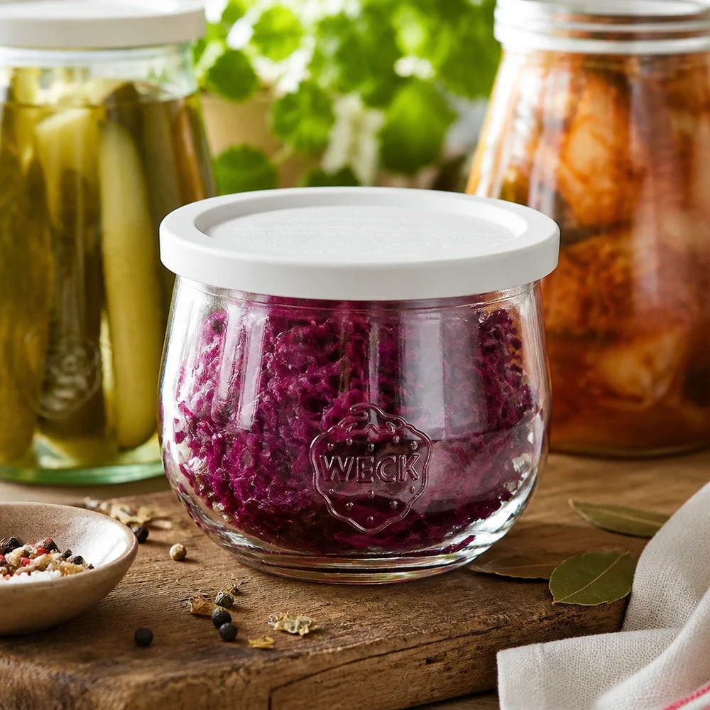 Vasetto a tulipano da 580 ml con coperchio salvafreschezza WECK RR100 WECK Tulpenglas 580ml RR100 mit Rotkraut gefüllt zwischen eingelegten Gurken und Kimchi für Fermentierung und Konservier