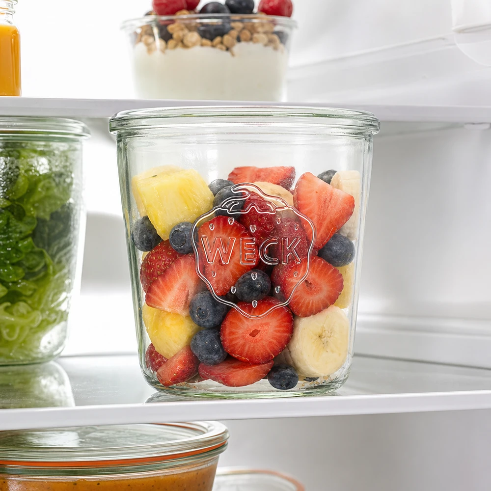 Bicchieri da 580 ml WECK RR100 Bicchieri WECK RR100 da 580 ml riempiti di frutta fresca per conservare gli alimenti in frigorifero