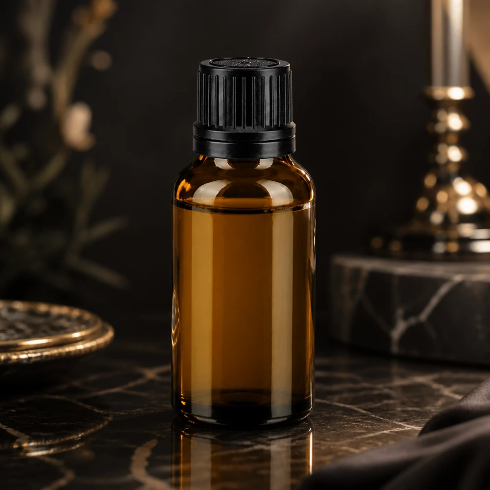 Flacon compte-gouttes de 20 ml en verre ambré, muni d'un bouchon de sécurité noir pour enfants, posé sur du marbre