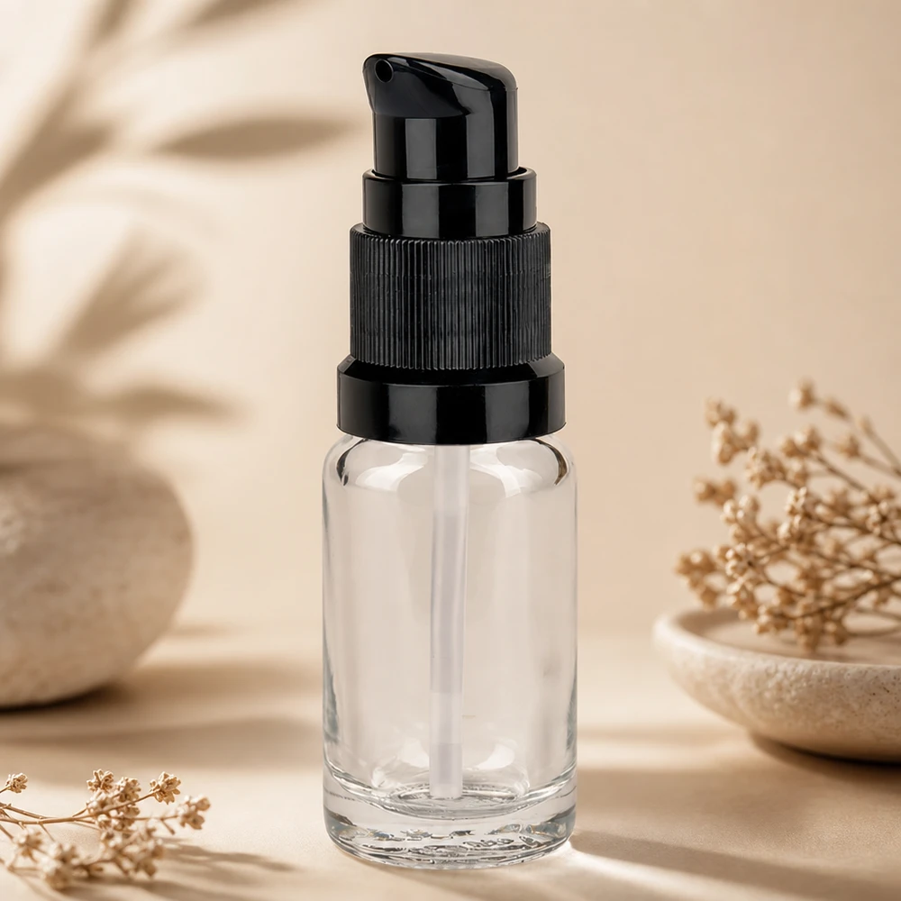 10ml Pumpflasche schwarz Standardverschluss ClearLine UT18/10 10ml ClearLine Pumpflasche mit geriffeltem schwarzen Pumpkopf auf hellem Naturhintergrund