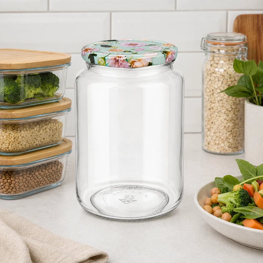 Vaso rotondo vuoto da 795 ml con coperchio decorativo BasicSeal a forma di fiore menta sul piano di lavoro della cucina tra i contenitori di stoccaggio