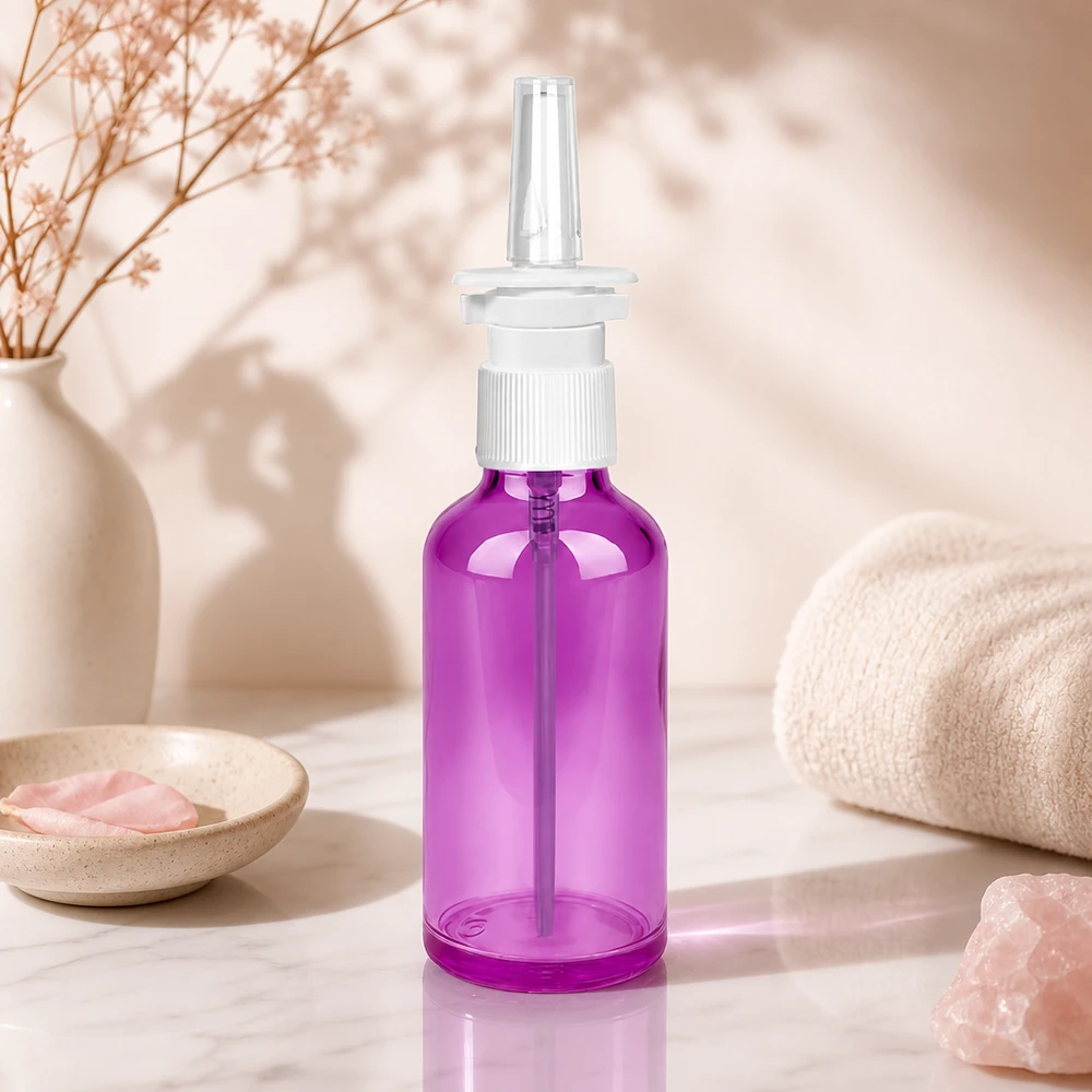Flacone spray nasale da 50 ml bianco/trasparente standard PurpleLine. UT18/50 Confezione sterile da 50 ml di spray nasale in plastica viola con distribuzione ottimale dello spray