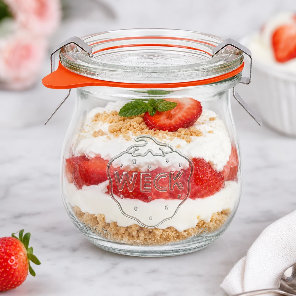 Barattolo a tulipano da 75 ml completo WECK RR40 WECK barattolo a tulipano 75ml come barattolo da dessert con dessert a strati di fragola e crema e briciole di biscotti, elegantemente presentato