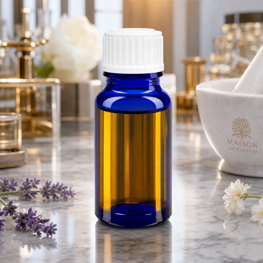 Apothekenflasche blau 10ml Schraubverschluss weiß Standard 10ml blaue Apothekerflasche weißer Verschluss auf Marmor mit Jasminblüten und Lavendel