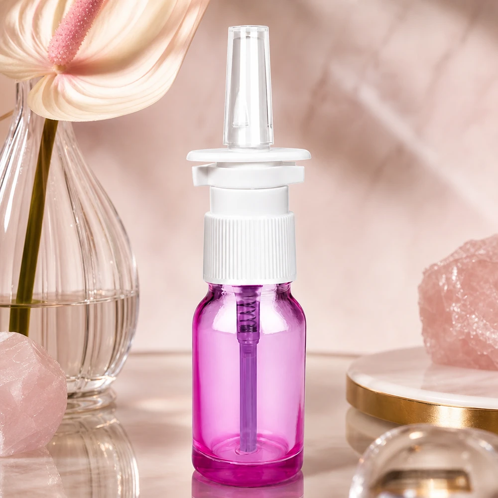 Robusto flacone in vetro da 10 ml con pompa nasale di colore viola per applicazioni spray igieniche
