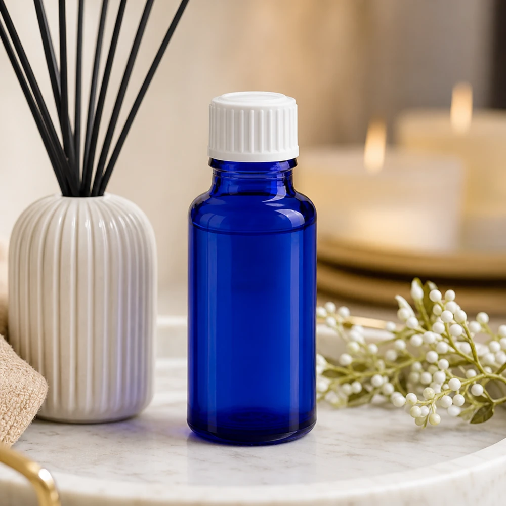 Blaue Aromatherapie Glasflasche 20ml mit weißem Schraubdeckel im Spa-Setting