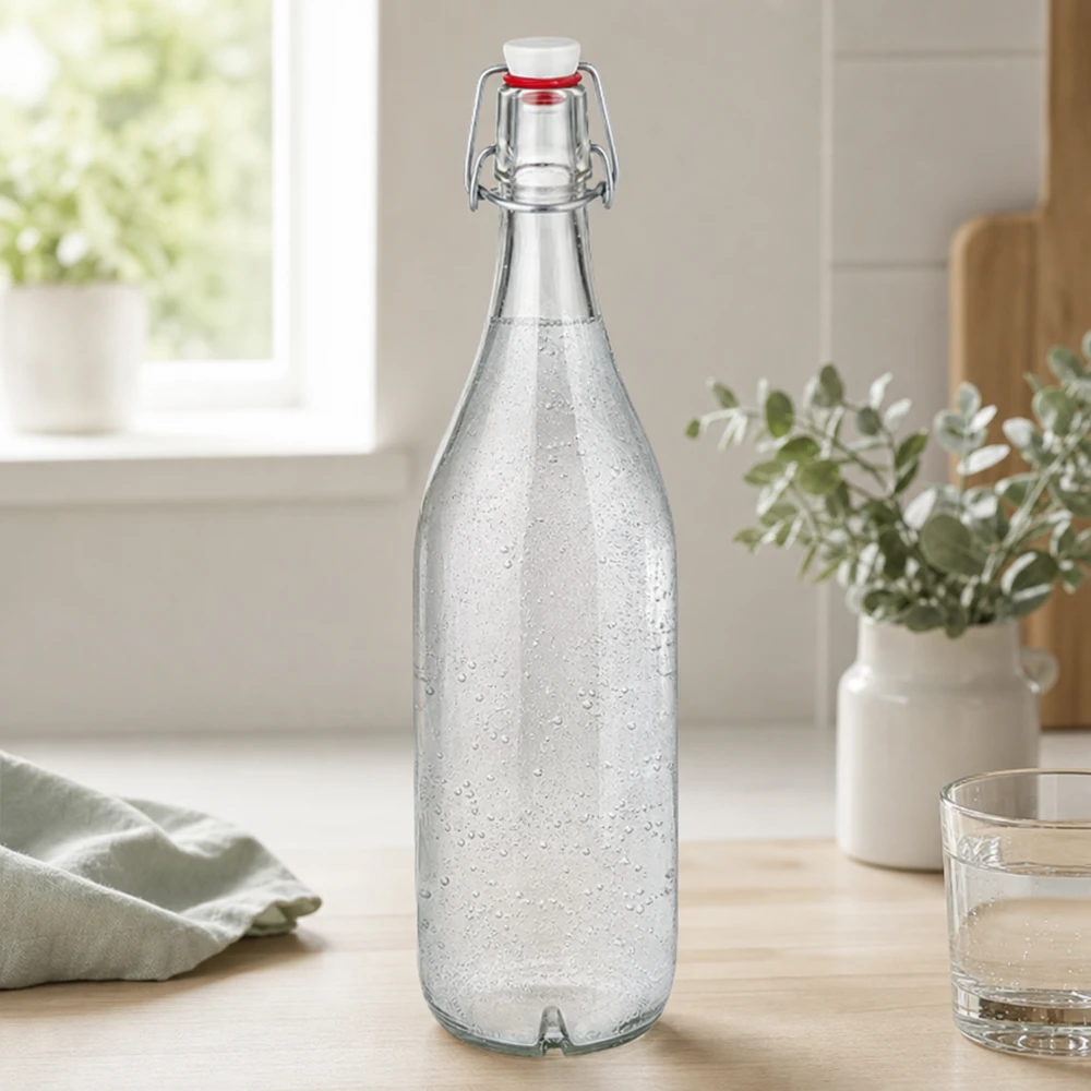 Bottiglia di vetro da 1000ml + piano oscillante in porcellana UN. Bottiglia di vetro da 1000 ml con tappo oscillante riempita di acqua frizzante su un tavolo di legno in una cucina moderna