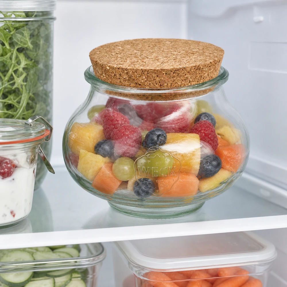 Vaso per gioielli WECK RR80 da 560 ml con tappo in sughero naturale WECK Schmuckglas 560ml RR80 mit Korkdeckel im Kühlschrank gefüllt mit frischem Obstsalat Kühlschrankorganisation