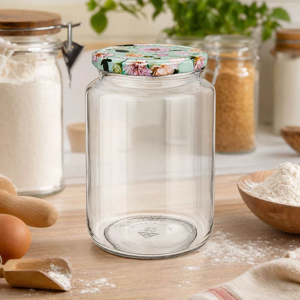 Barattolo rotondo da 795 ml con coperchio a fiore BasicSeal menta nella cucina da forno, farina e ingredienti da forno sul piano di lavoro in legno