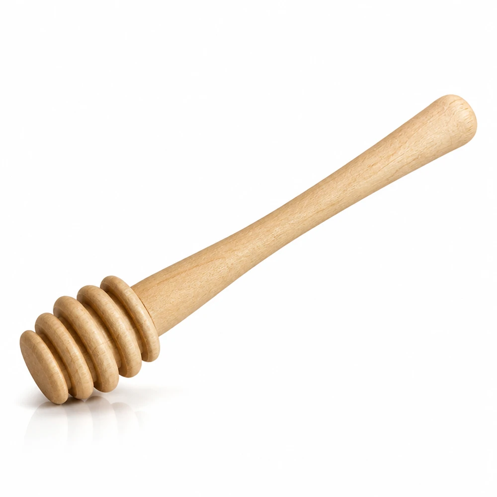 Cucchiaio da miele in robusto legno d'acero / lunghezza 10,5 cm Cucchiaio da miele in legno d'acero con estremità scanalata per l'estrazione del miele in porzioni su sfondo bianco in studio