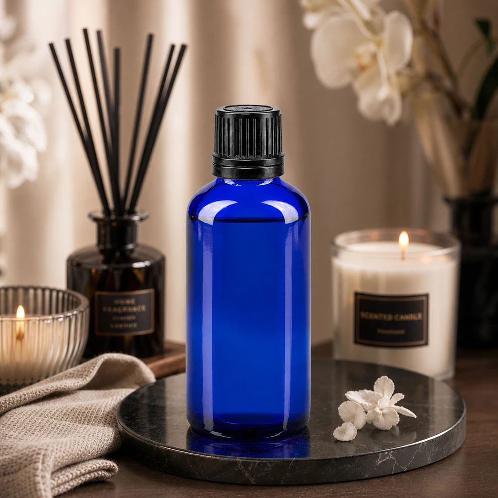 50ml blaue GR-Flasche aus Apothekerglas mit schwarzem OV auf elegantem Marmor mit Blüten