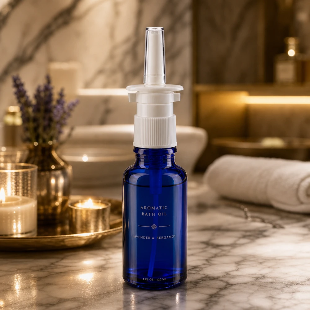 Apothekenflasche blau 20ml Nasenzerstäuber weiß Standard Pharmazeutische 20ml Blauglasflasche mit weißem Nasalspray-Pumpkopf auf Marmoroberfläche