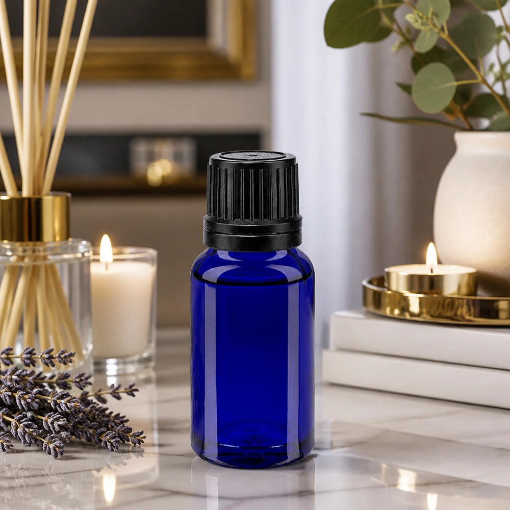 Apothekenflasche blau 10ml Schraubverschluss schwarz Giessring Originalitätsverschluss Kobaltblaue 10ml Glasflasche mit UV-Schutz und schwarzem Originalverschluss auf Marmor