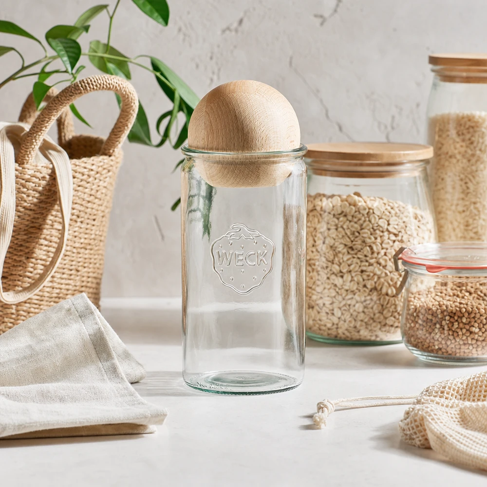 Vaso cilindrico da 1590 ml WECK RR100 con sfera in legno di faggio Vaso WECK 1590ml RR100 con tappo a sfera in legno in cucina a spreco zero con soluzioni di conservazione sostenibili