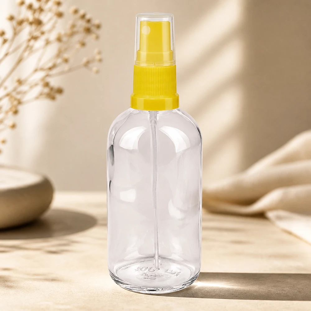 Flacone spray in plastica vuoto da 100 ml con erogatore giallo su fondo in legno