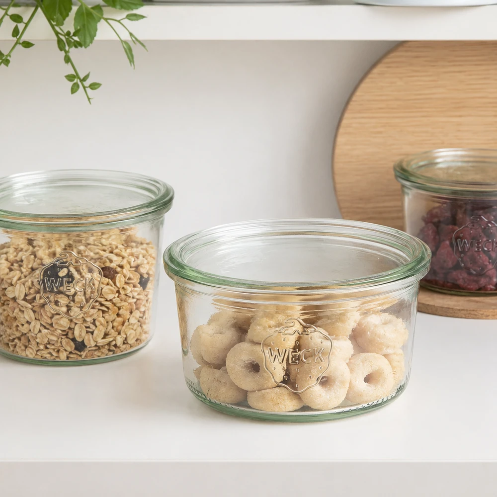 Barattolo con collo inclinato WECK RR80 da 165 ml WECK 165ml RR80 mason jar riempito di ciambelle accanto ad altri barattoli con muesli e frutta secca in cucina bianca