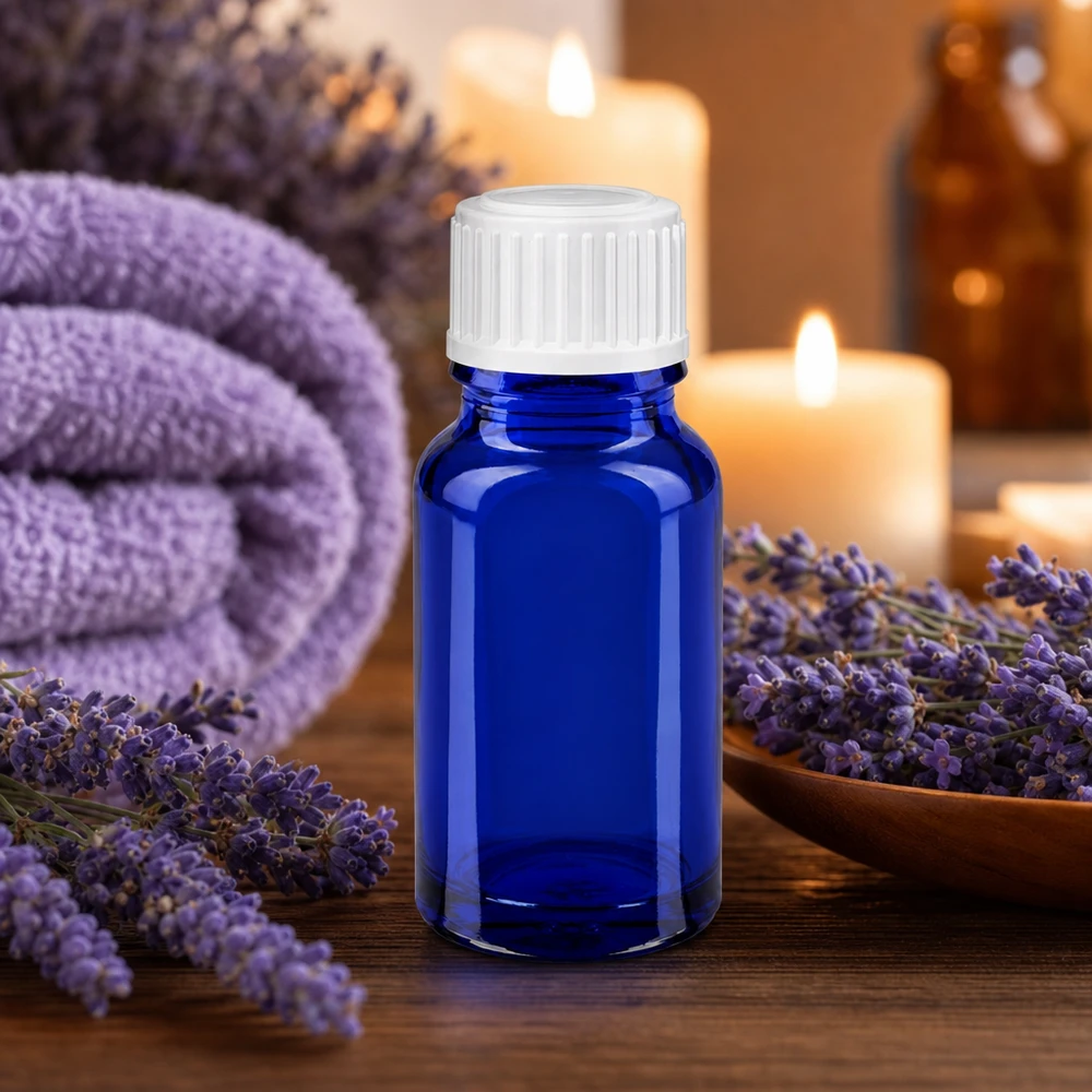Apothekenflasche blau 10ml Schraubverschluss weiß Globuli Standard Blaue 10ml Tropfflasche aus Apothekenglas neben lila Handtuch und Lavendeldeko