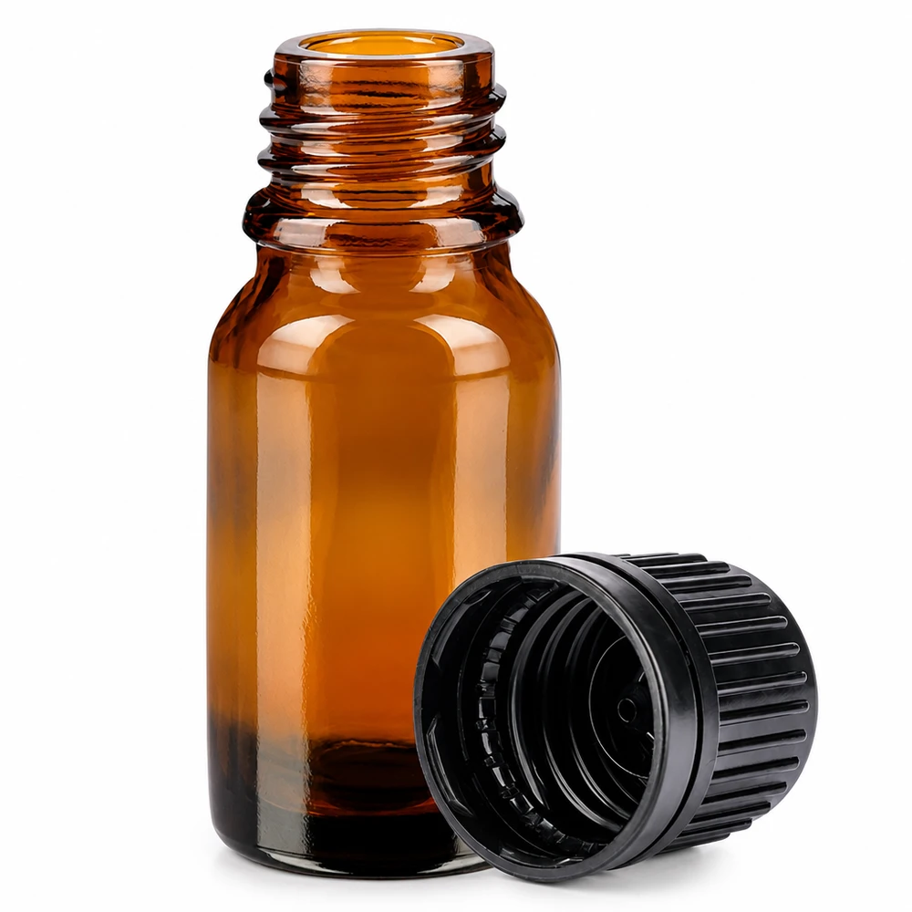 Flacone piccolo da 10 ml in vetro ambrato con tappo nero scanalato per la protezione dai raggi UV e la conservazione sicura.