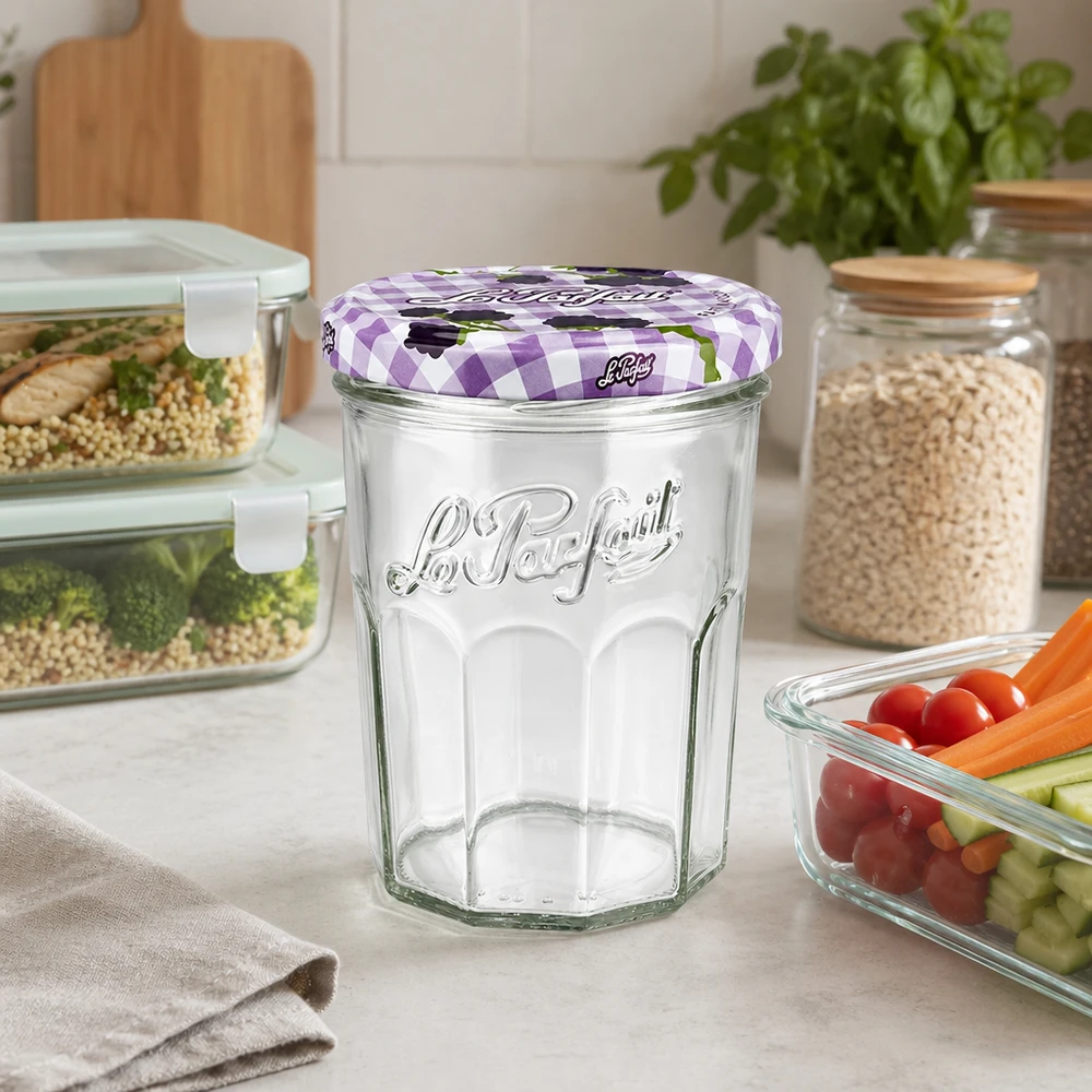 Le Parfait® Jam 385 ml Ø82 mm vaso marmellata I tumbler Le Parfait da 385 ml in una cucina moderna tra vasi e verdure come soluzione di conservazione