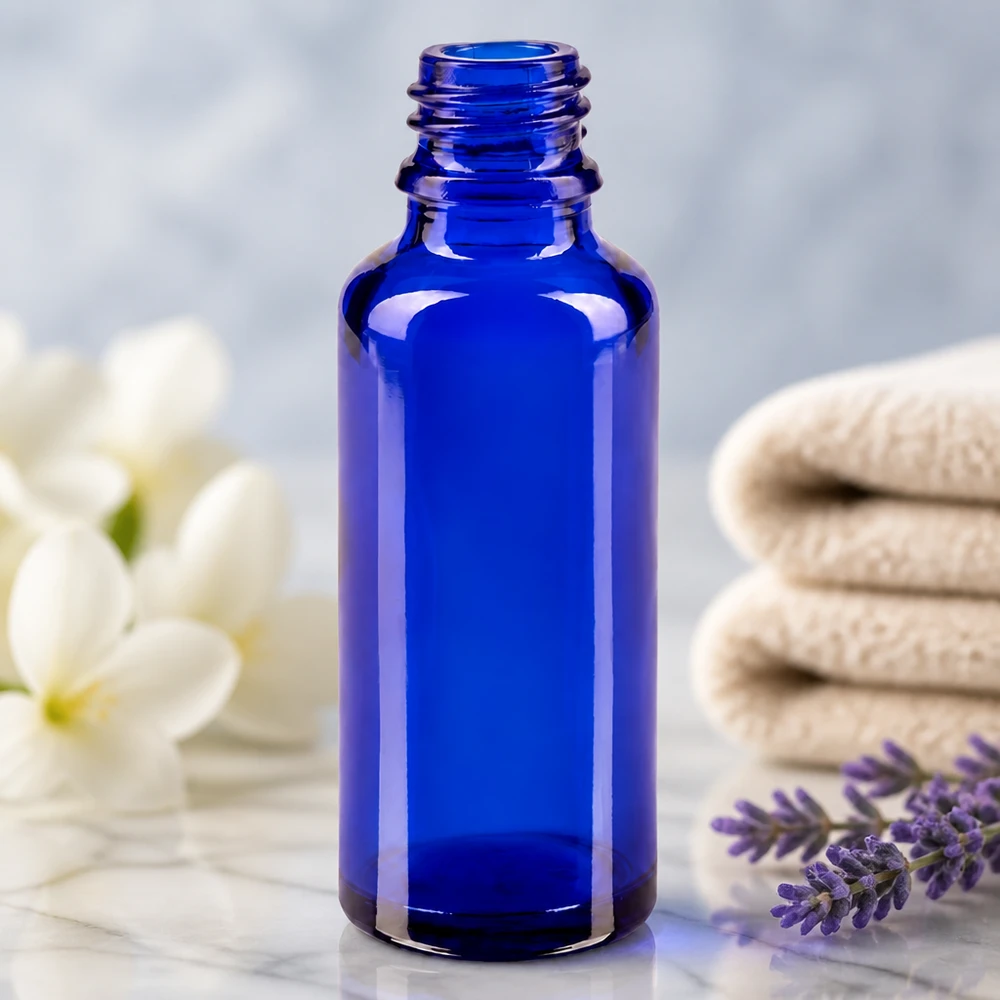 ApoGlas 30ml Flasche in Blau umgeben von Spa-Accessoires Lavendel und Jasminblüten